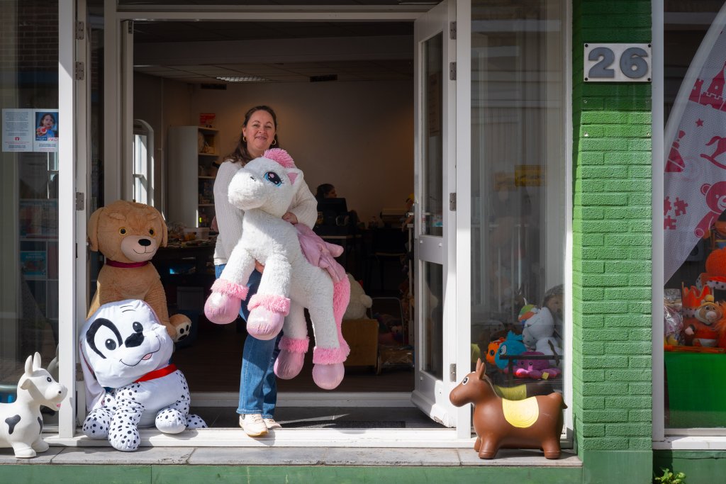 Maaike Disveld bij de speelgoedbank