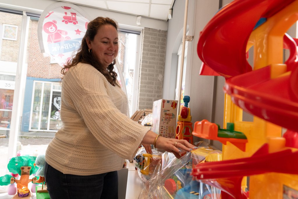 Maaike in de speelgoedbank