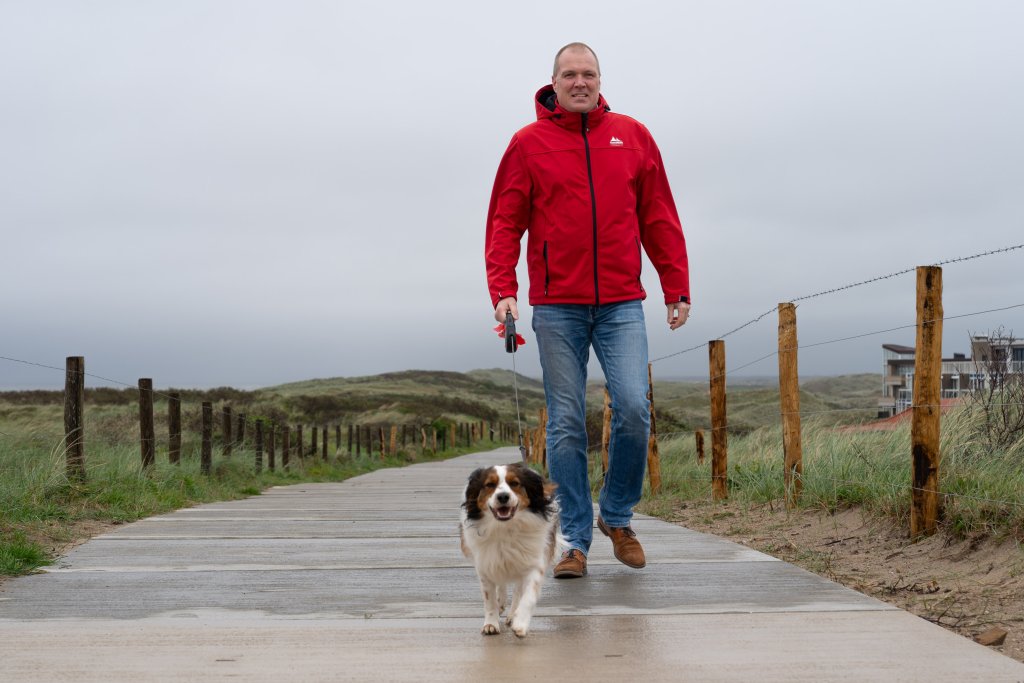 Marc en zijn hond in de duinen