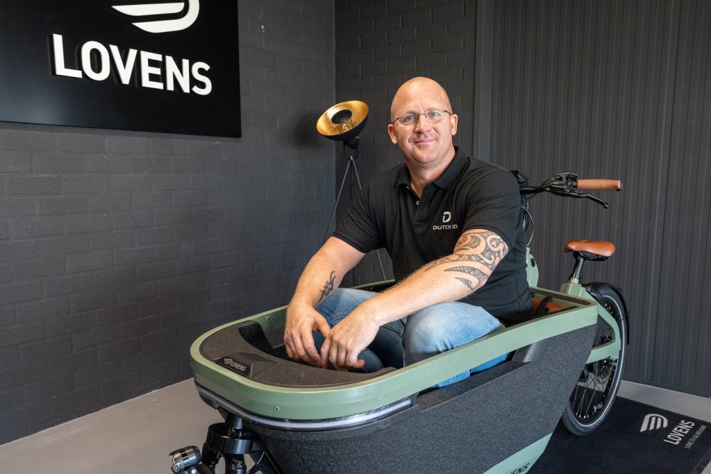 Rob in een bakfiets van Optima Cycles