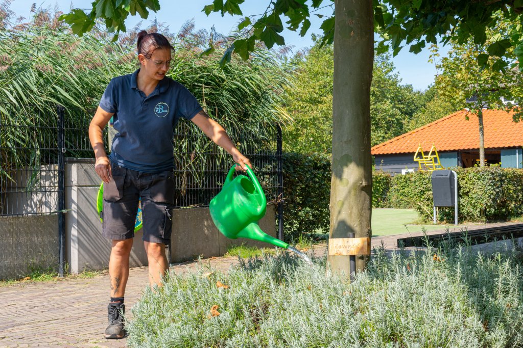 Chantal geeft de planten water