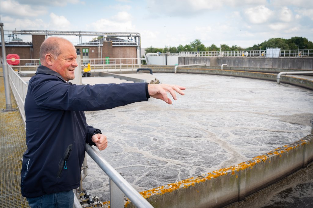 Klaas Jan bij de rioolwaterzuiveringsinstallatie