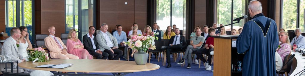 Trouwen in de raadzaal van het stadhuis in Beverwijk