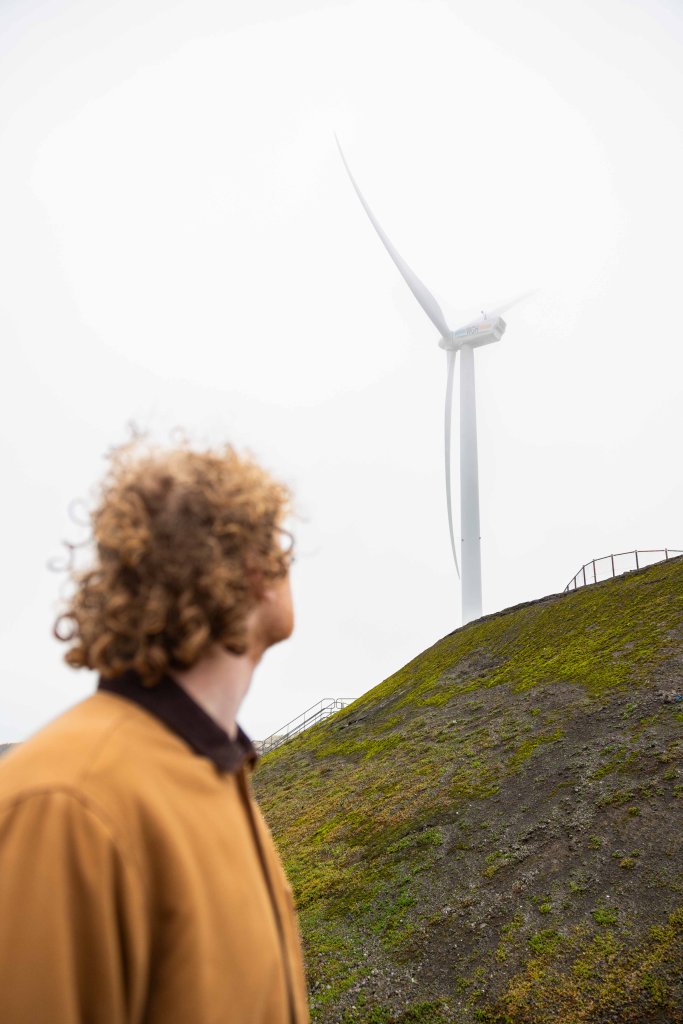 Tommy kijkt naar een windmolen