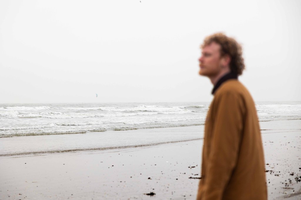 Tommy Blomvliet op het strand van Wijk aan Zee