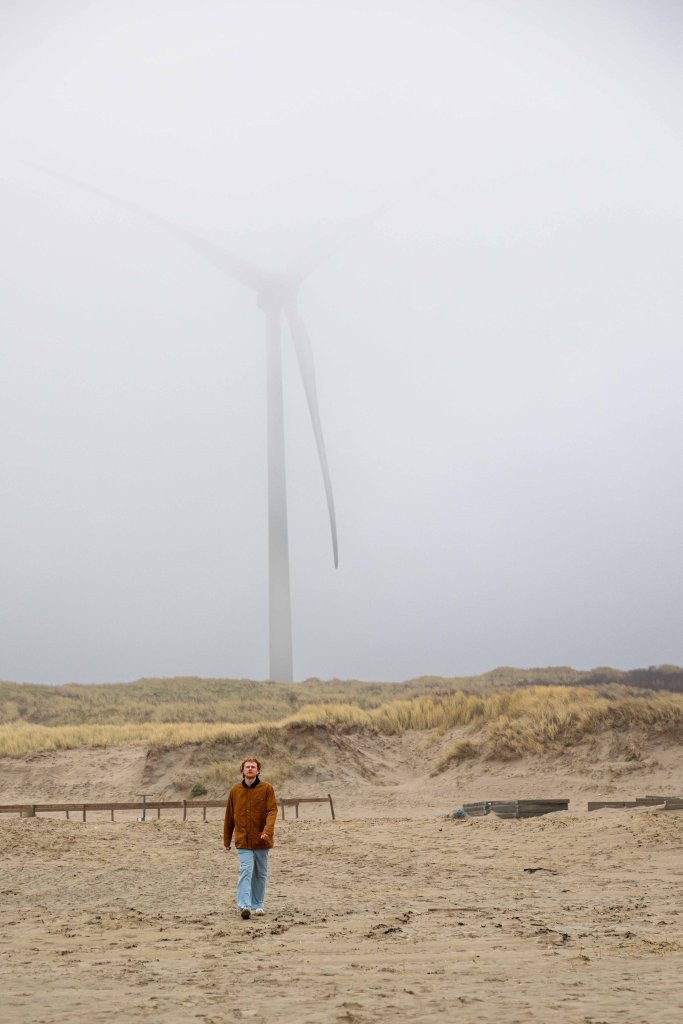 Tommy Blomvliet op het strand van wijk aan zee