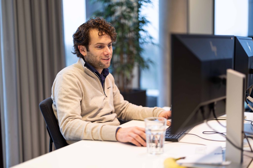 Joost achter zijn bureau bij Pre Wonen