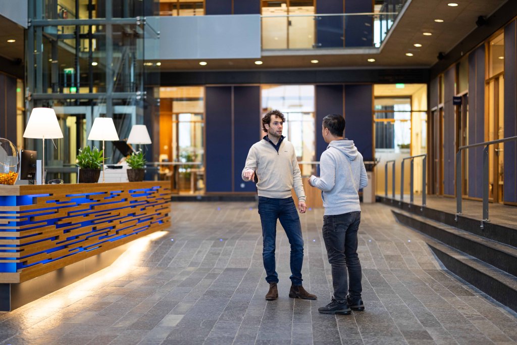 Joost praat met een collega bij Pre Wonen