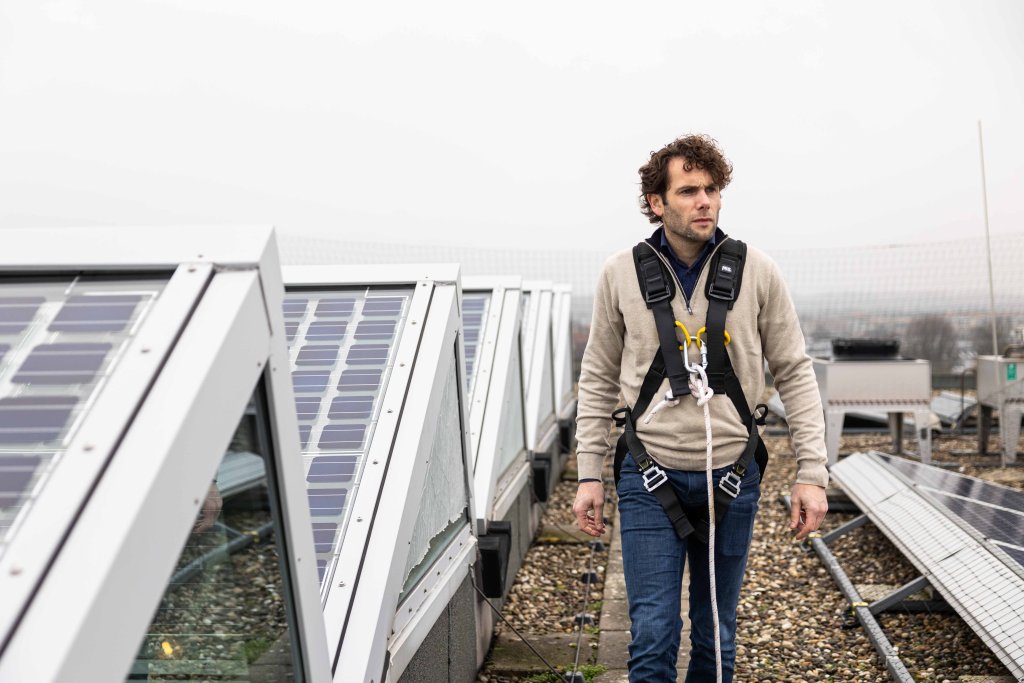 Joost op het dak tussen de zonnepanelen