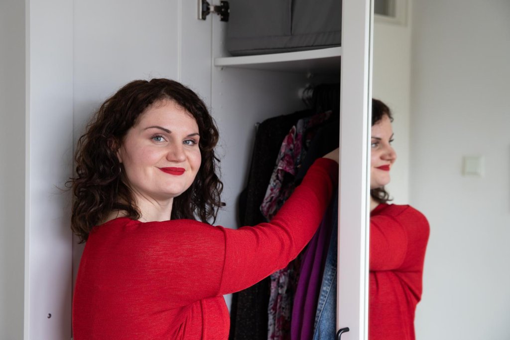 Daniëlle hangt haar nieuwe kleding in de kast