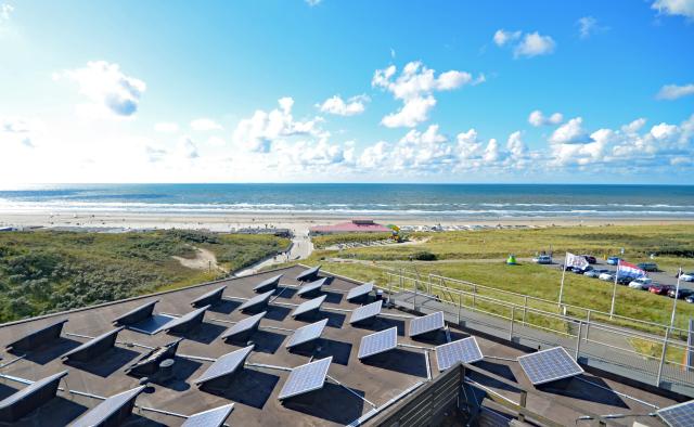 Zonnepanelen en strand Wijk aan Zee