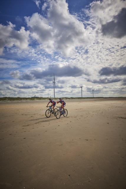 Fietsen op het strand van wijk aan Zee