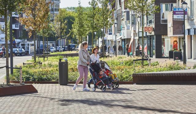 Winkel met kinderen op de breestraat in Beverwijk