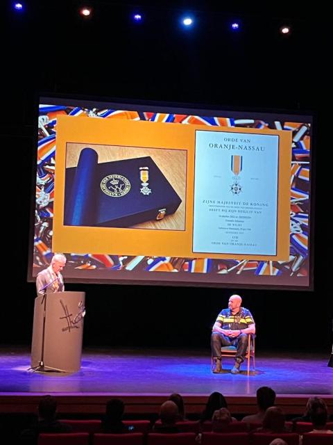 Kees-Jan de Wildt is door burgemeester Martijn Smit benoemd tot Lid in de Orde van Oranje Nassau tijdens de lintjesregen 2023 in het Kennemer Theater
