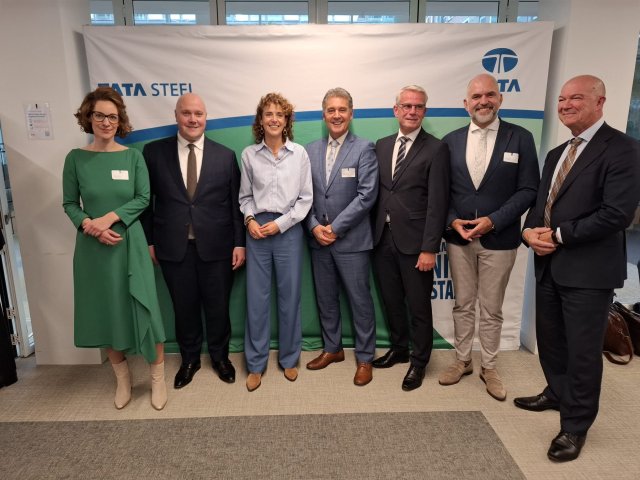 Tata Steel groepsfoto met wethouder