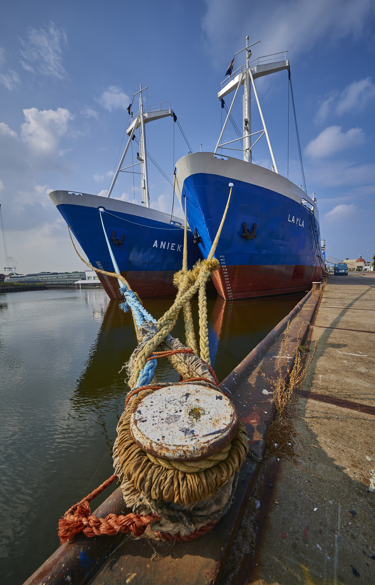 Scheepsvaart in haven Beverwijk