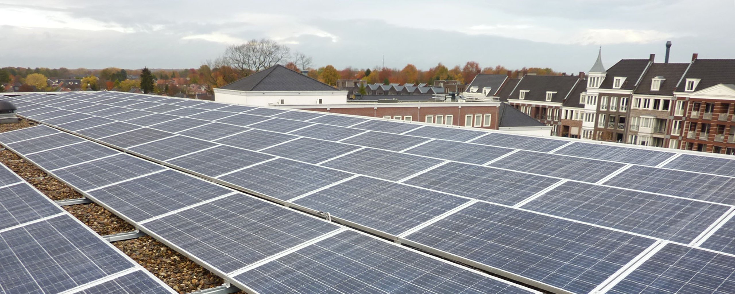 Zonnepanelen op het dak van het gemeentehuis in Bladel