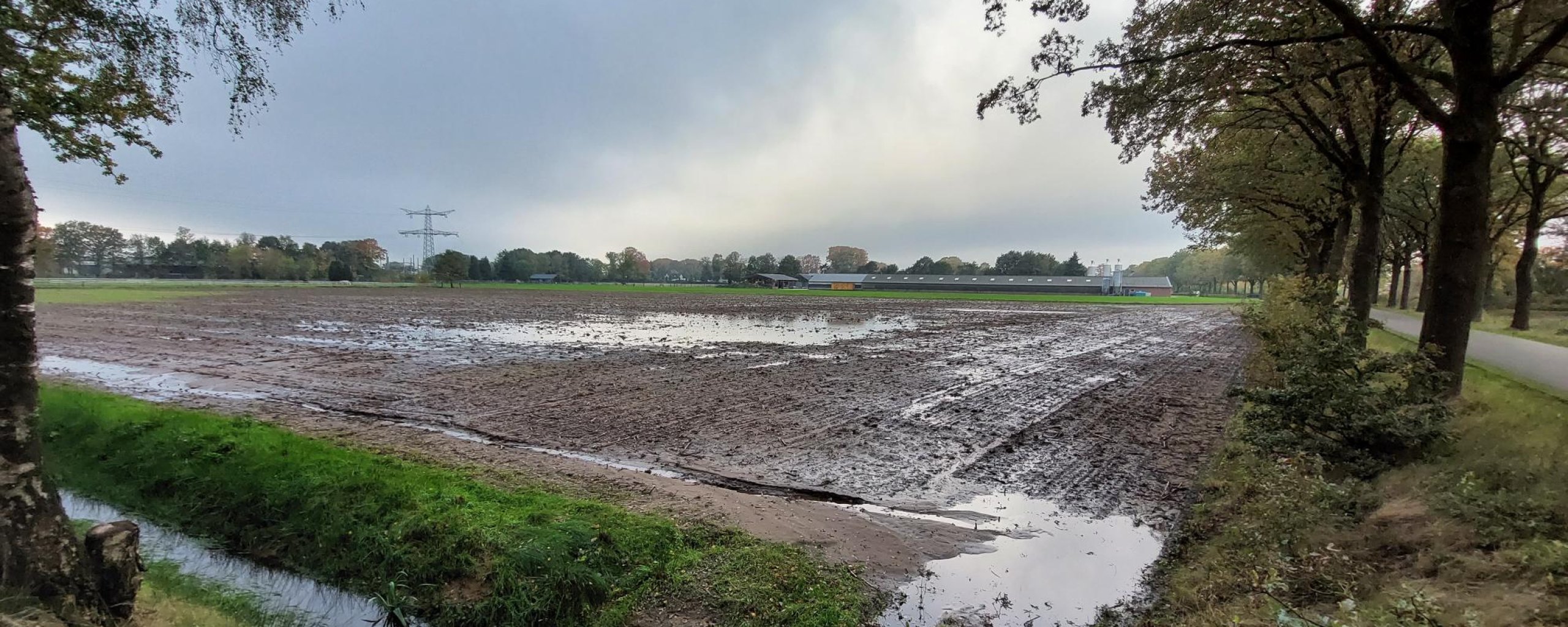 Grond waar uitbreiding industrieterrein Hapert plaatsvind. Nu akkerbouw grond, met plassen water er op