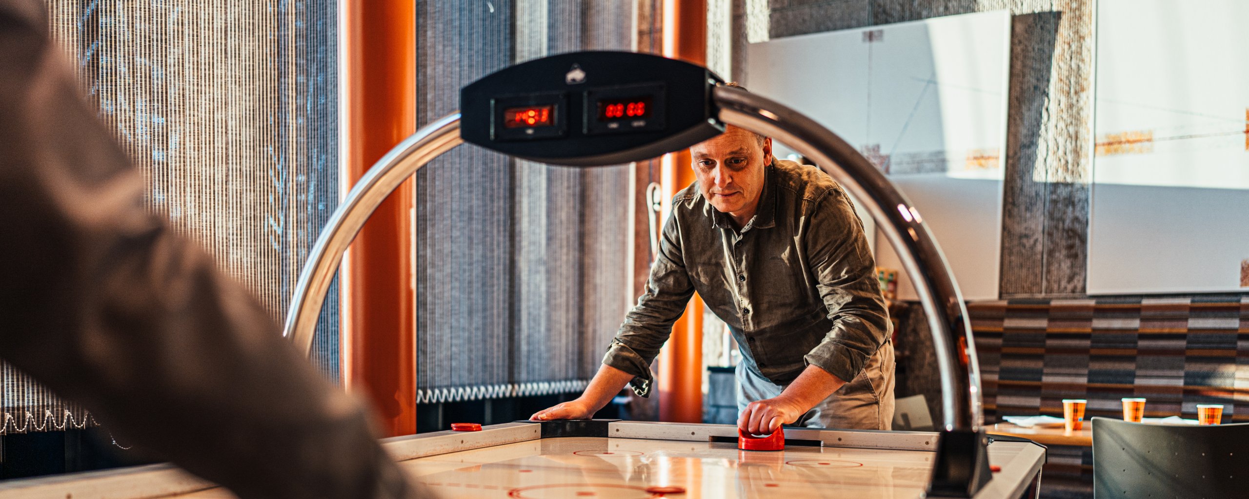 twee collega's spelen airhockey