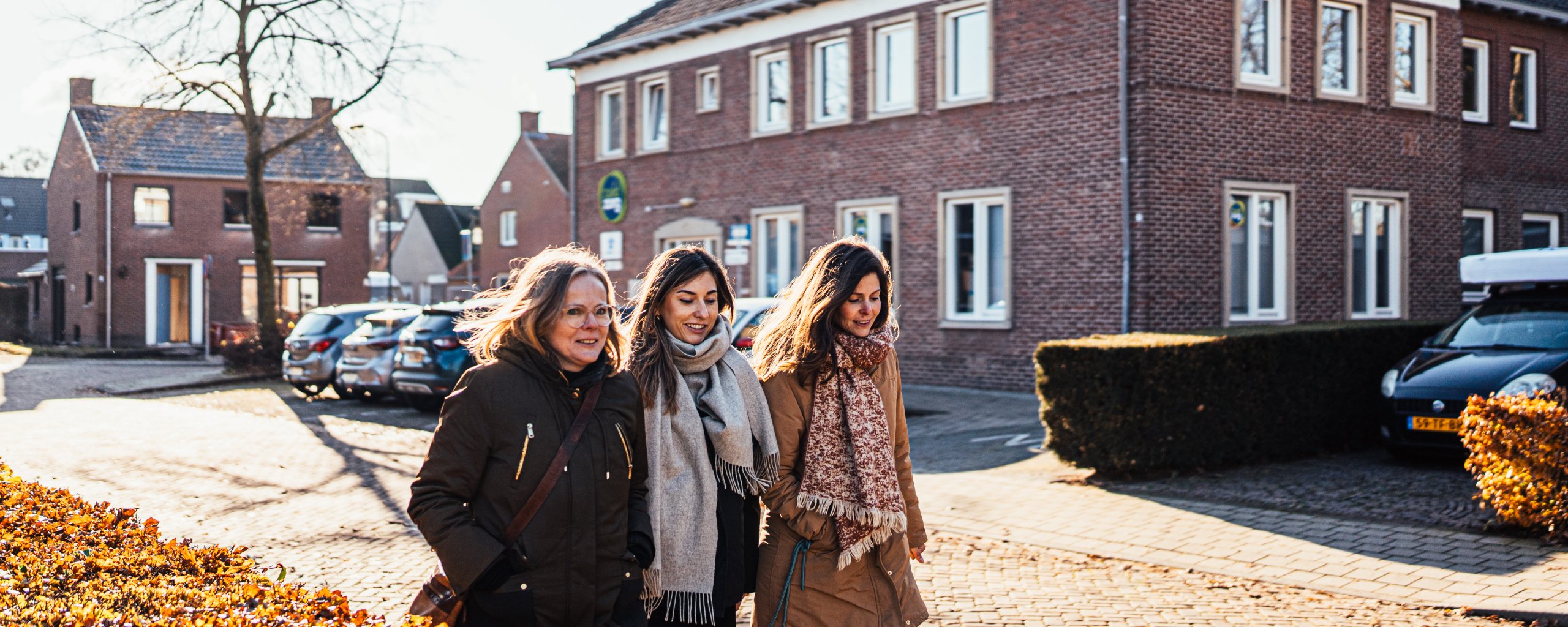 Drie collega's wandelen over straat