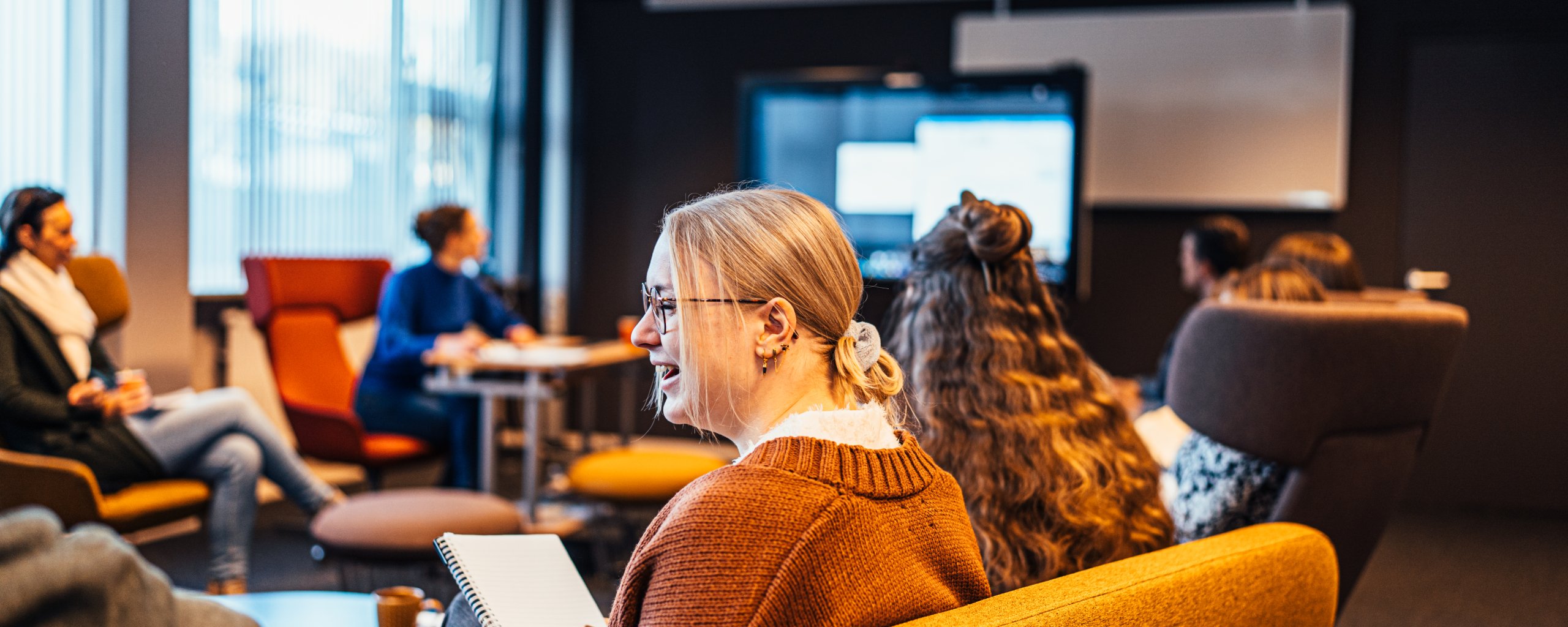 Een aantal collega's zitten in overleg 