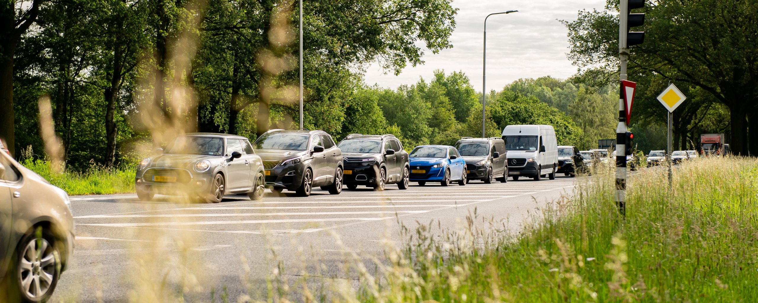 rij auto's voor stoplicht