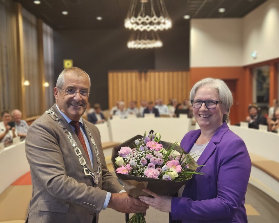 Hanneke van Dongen-Hermans ontvangt bloemen van burgemeester van gemeente BladelMaurits van den Bosch