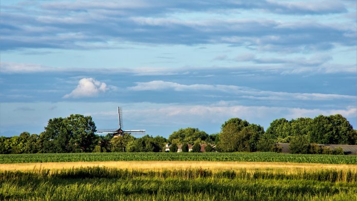Buitengebied zicht op dorp met molen