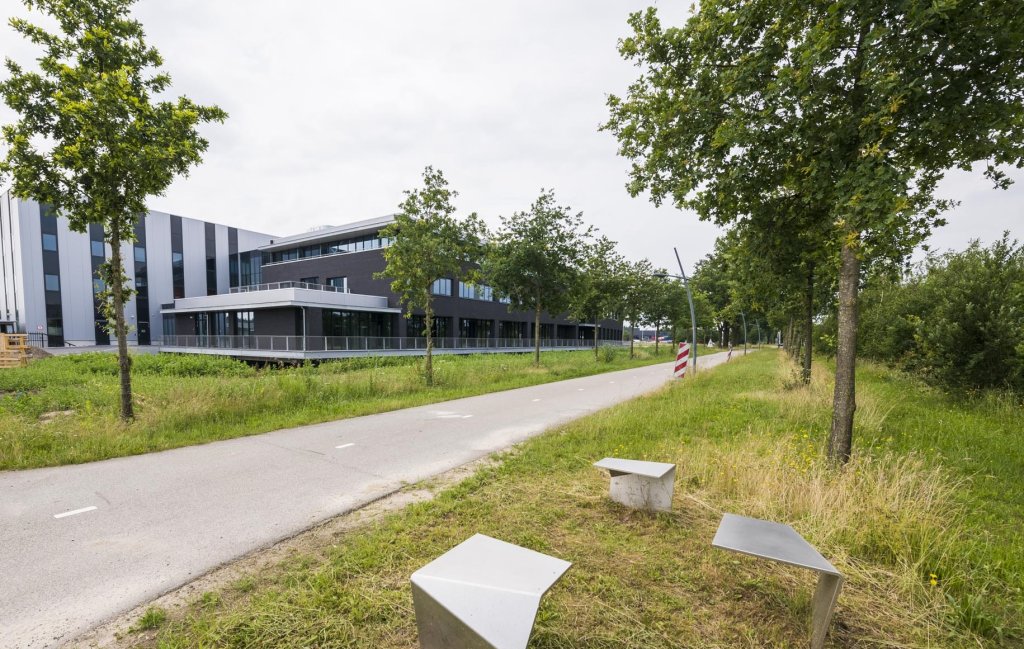 Bedrijfspand in een groene omgeving