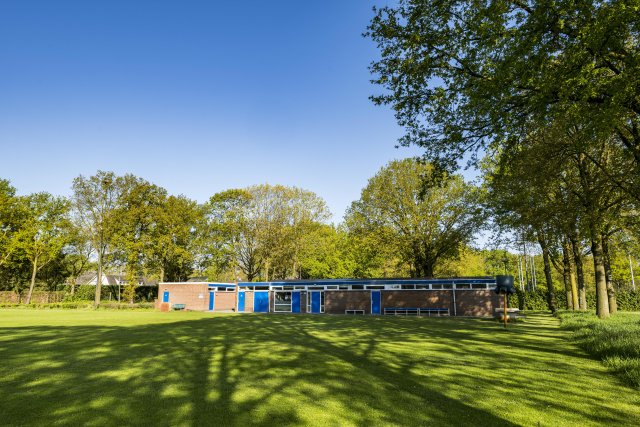 Zicht op het clubgebouw gelegen aan voetbalveld in Egyptische Poort