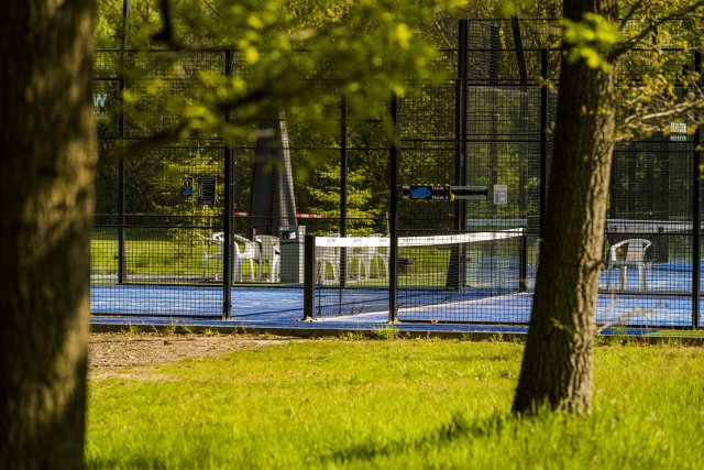 padelbaan in groene omgeving