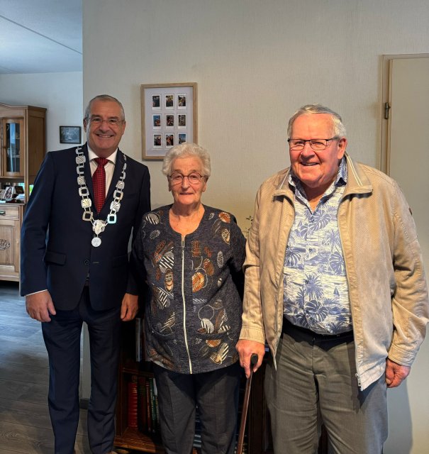 groepsfoto van burgemeester Maurits van den Bosch samen met echtpaar Van Avendonk - Baijens