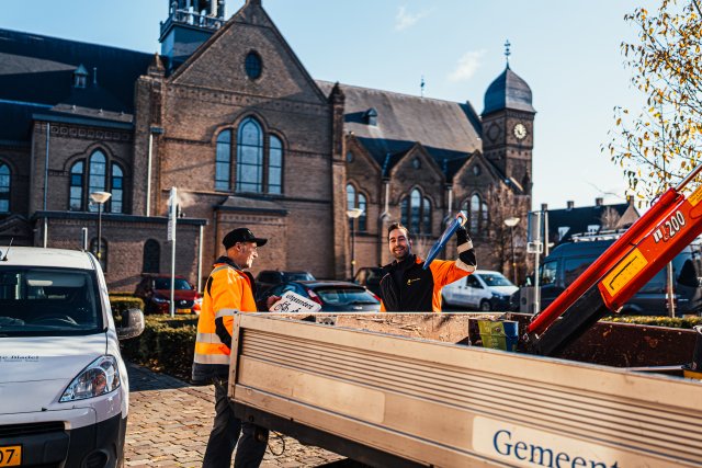 Twee collega's van buiten openbare ruimte staan voor een kerk