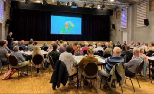 groep mensen die naar presentatie kijken