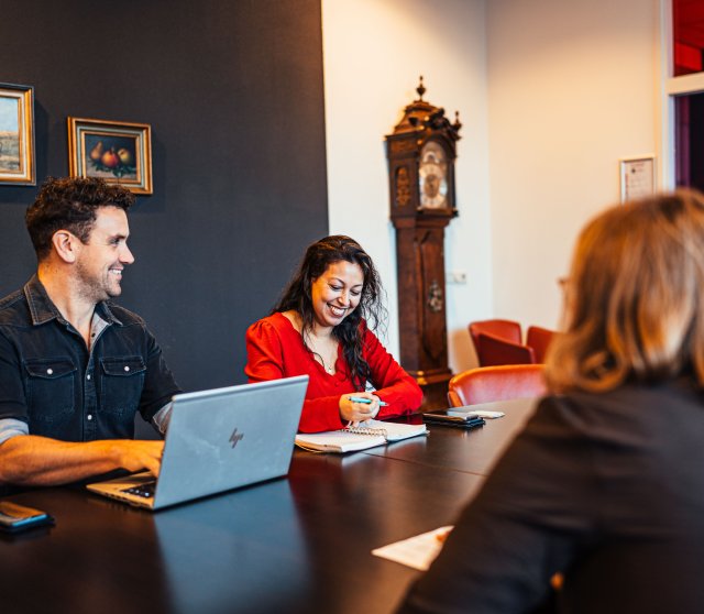 Drie collega's zijn in overleg