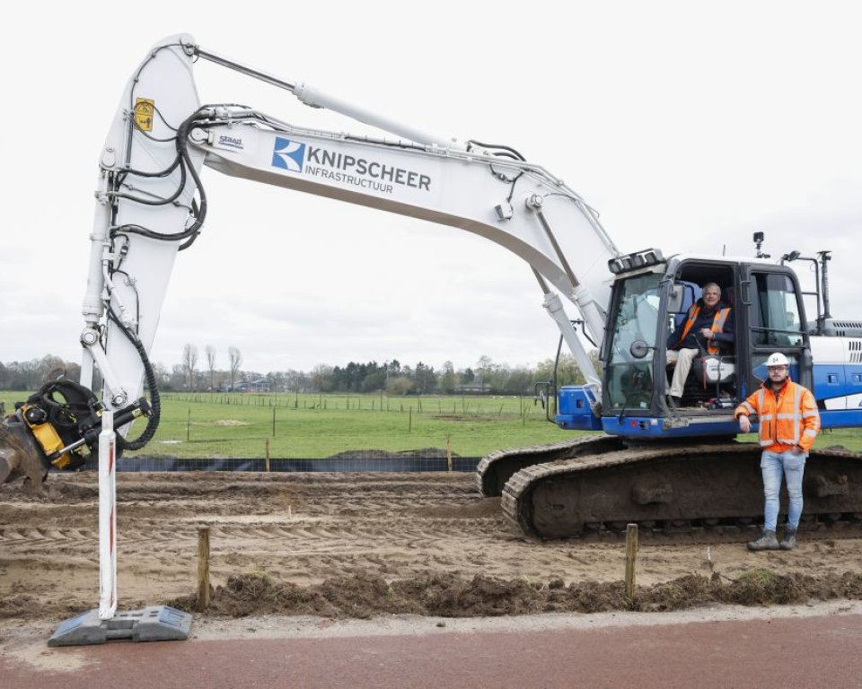 Wethouder Frans Cornelis start de herinrichting van de Le Coultredreef