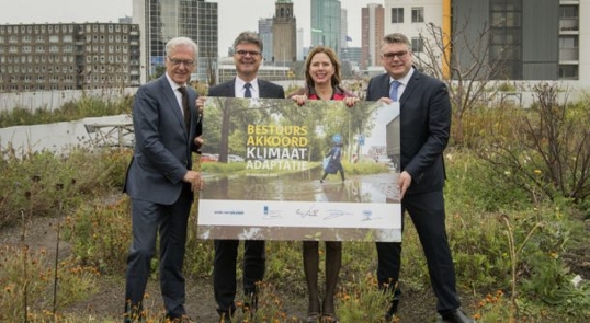 Op de foto van links naar rechts: Ben de Reu, gedeputeerde van de provincie Zeeland namens IPO, Hans Oosters, voorzitter van de Unie van Waterschappen, minister Cora van Nieuwenhuizen, en Ed Anker, wethouder van Zwolle namens de VNG. Bron: www.uvw.nl