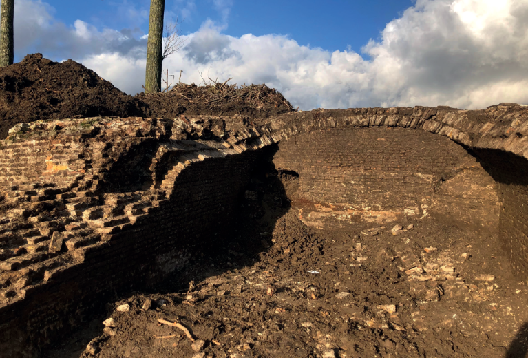 Sluisgang met sluismuren gemetseld met IJsselstenen