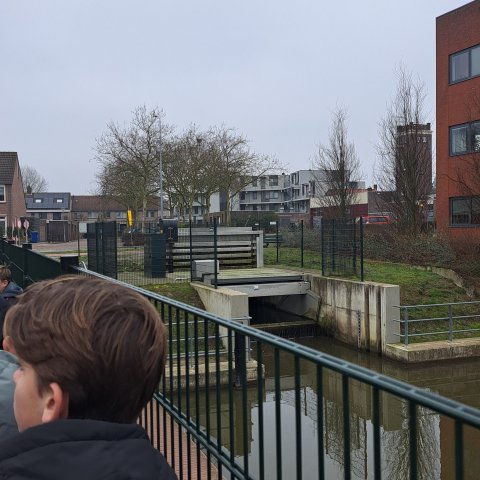 leerlingen bij de grote stuw in de Rode Vaart Zevenbergen