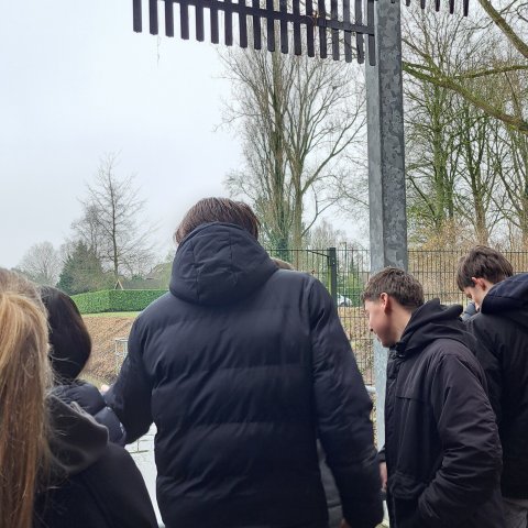 leerlingen kijken naar de waterloop Zwanengat 