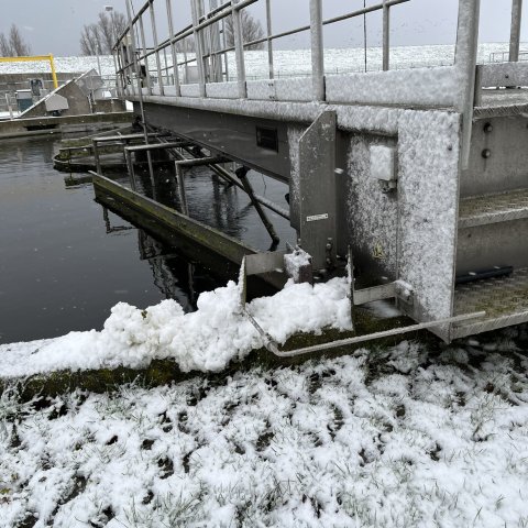 Ruimerbrug loopt vast door ophoping van sneeuw
