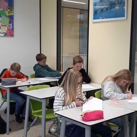 Brugklassers KSE werken aan een duurzame knutselopdracht
