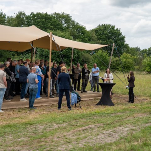 Sfeerbeeld met spreker wethouder Eveline Kostermans