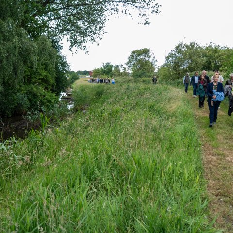 Sfeerbeeld wandelend langs de heringerichte Oude Leij - Bosperceel