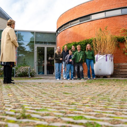 Parkeerplaats met waterdoorlatende stenen