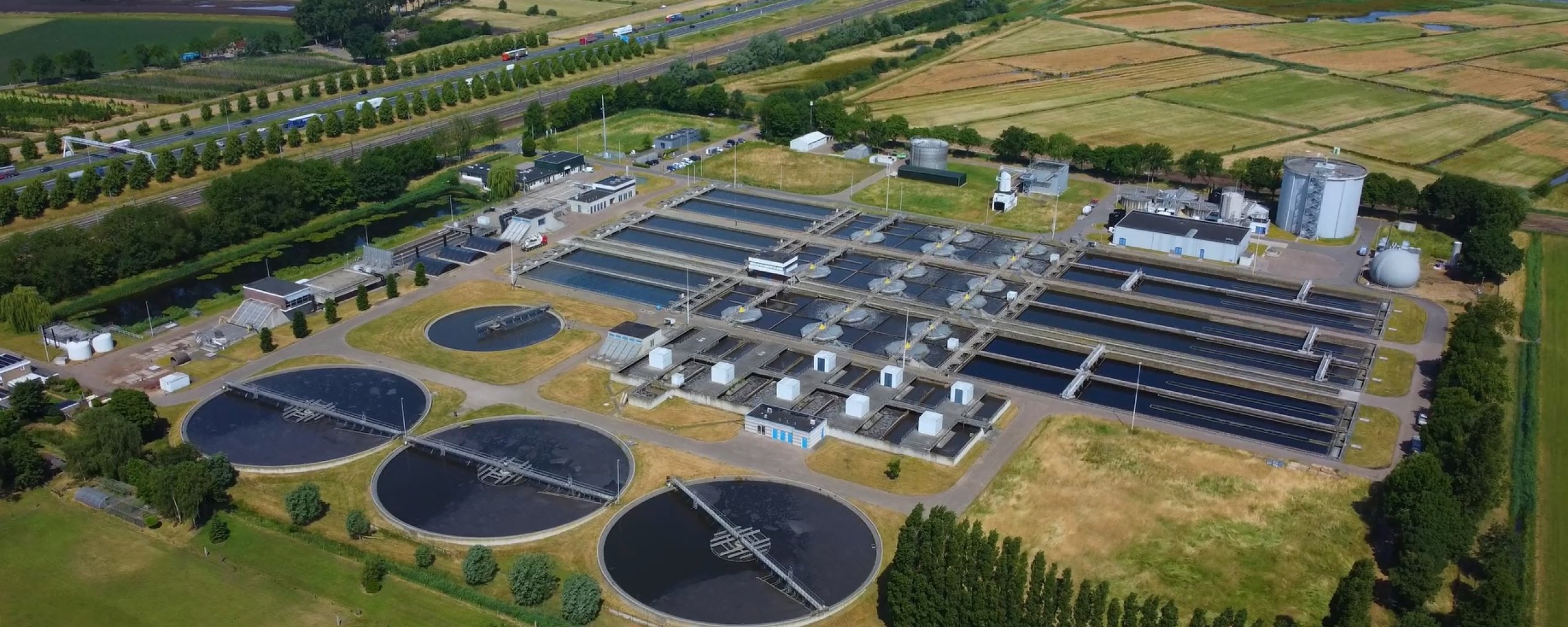Luchtfoto rioolwaterzuiveringsinstallatie Nieuwveer
