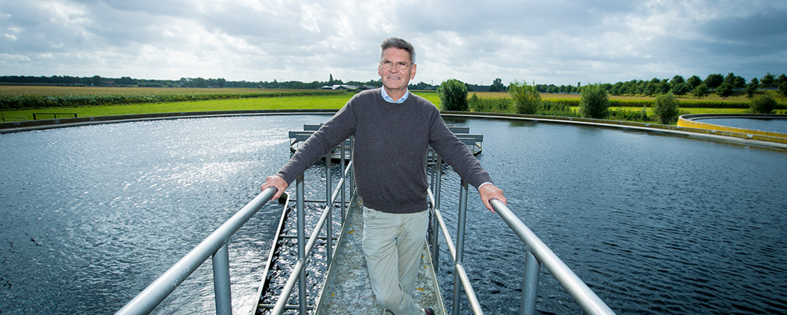 Dijkgraaf Kees Jan de Vet staande op een brug over het water