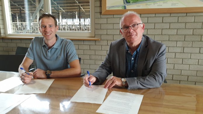 Melkveehouder Jan Rasenberg en provinciehoofd Staatsbosbeheer Theo Gorissen teken samenwerkingsovereenkomst      