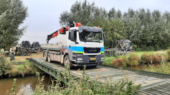 Vrachtauto van waterschap Brabantse Delta op de noodbrug van Defensie tijdens de hoogwateroefening Brinkerslag