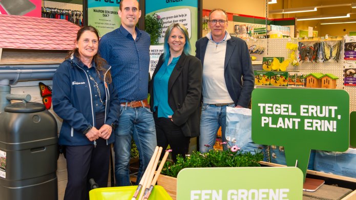Karin van den Berg (links) opende samen met de wethouder en vertegenwoordigers van de Boerenbond en Tuinbranche Nederland het Groen Klimaatplein in Baarle-Nassau